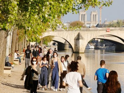 Des piétons sur les bords de Seine à Paris, le 19 avril 2021 - Ludovic MARIN [AFP]