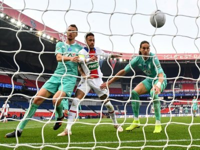 L'attaquant brésilien du Paris Saint-Germain, Neymar, marque le 3e but face à Angers, en quart de finale de la Coupe de France, le 21 avril 2021 au Parc des Princes - Franck FIFE [AFP]
