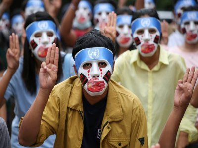 Photo handout de la Burma Associated Press (BAP) prise et reçue le 4 avril 2021 montrant des manifestants portant des masques dénonçant l'interférence chinoise, selon eux, dans l'action de l'Onu en Birmanie - Handout [BURMA ASSOCIATED PRESS (BAP)/AFP]