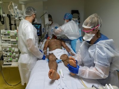 Des soignants s'affairent autour d'un patient atteint du Covid-19 à l'Institut Mutualiste Montsouris, le 21 avril 2021 à Paris - Thomas SAMSON [AFP]