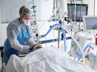 Une infirmière s'occupe d'un patient atteint du Covid-19 à l'Institut Mutualiste Montsouris, le 21 avril 2021 à Paris - Thomas SAMSON [AFP]