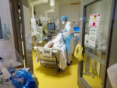 Une infirmière s'occupe d'un patient atteint du Covid-19 à l'Institut Mutualiste Montsouris, le 21 avril 2021 à Paris - Thomas SAMSON [AFP]