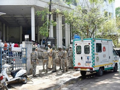 Des policiers devant un hôpital à Nashik où 22 patients sont morts en raison d'une coupure d'alimentation en oxygène de ventilateurs, le 21 avril 2021 en Inde - VIRU Kadam [AFP]
