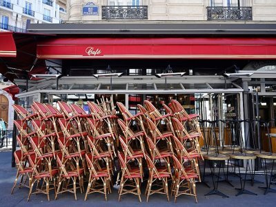Des chaises empilées à la terrasse d'un retaurant fermé, l e 15 mars 2021 à Paris - BERTRAND GUAY [AFP/Archives]