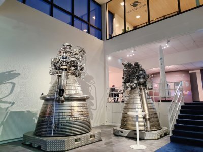 Dans le showroom d'ArianeGroup à Vernon, des moteurs conçus pour la fusée Ariane.
