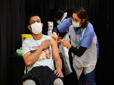 Un homme se fait injecter une dose du vaccin d'AstraZeneca, à Londres le 14 avril 2021 - JUSTIN TALLIS [AFP]