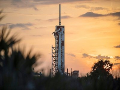 Photo de la Nasa diffusée le 21 avril 2021 montrant une fusée Falcon 9 de SpaceX avec l'appareil Crew Dragon à bord, au Kennedy Space Center en Floride - Joel KOWSKY [NASA/AFP]