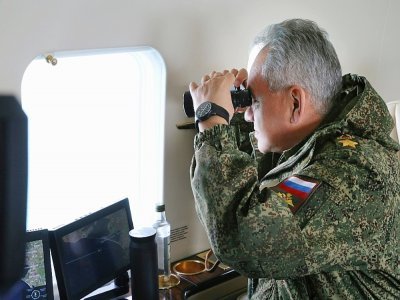 Le ministre russe de la Défense Sergueï Choïgou observe avec des jumelles les exercices militaires des troupes russes en Crimée - Vadim Savitsky [Ministère russe de la Défense/AFP]