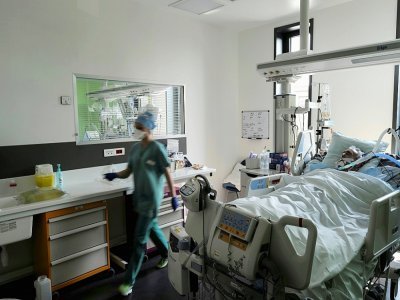 Un patient atteint du Covid-19 ans le service des soins intensifs de l'hôpital Pasteur à Colmar, le 22 avril 2021 - SEBASTIEN BOZON [AFP]