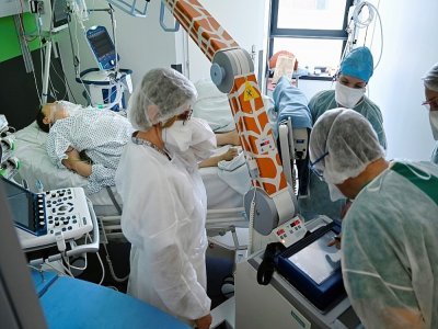 Des soignants s'occupent d'un patient atteint du Covid-19 à l'hôpital Pasteur de Colmar, dans l'est de la France, le 22 avril 2021 - SEBASTIEN BOZON [AFP]