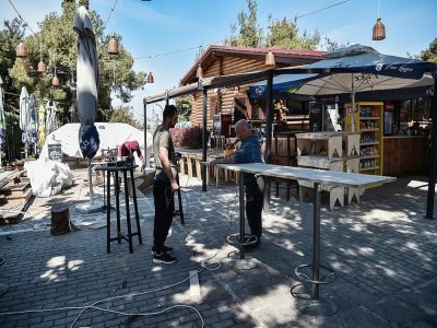 Des employés préparent la réouverture des cafés et restaurants, le 22 avril 2021 à Thessalonique, en Grèce - Sakis MITROLIDIS [AFP]