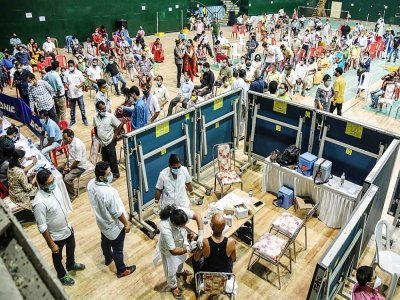 Un centre de vaccination contre le Covid-19 à Guwahati, le 22 avril 2021 en Inde - Biju BORO [AFP]