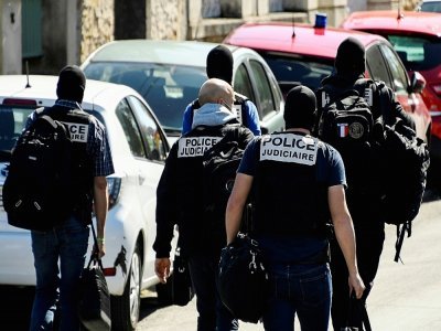 Des membres de la police judiciaire arrivent au commissariat de Rambouillet (France) où une fonctionnaire de police a été tuée le 23 avril 2021 - Bertrand GUAY [AFP]
