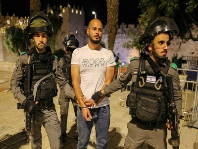 Les forces de sécurité israéliennes interpellent un manifestant palestinien près de la Porte de Damas à Jérusalem, le 23 avril 2021 - AHMAD GHARABLI [AFP]