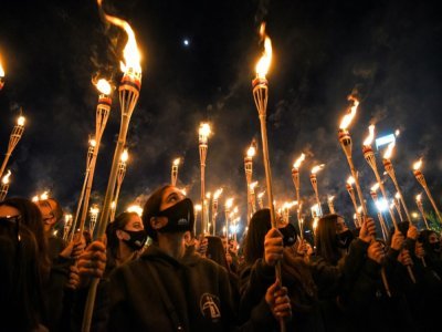 Des personnes portant des flambeaux défilent à Erevan en hommage aux victimes des massacres d'Arméniens par l'Empire ottoman pendant la Première Guerre mondiale, le 24 avril 2021 en Arménie - Karen MINASYAN [AFP]