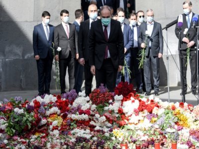 Le Premier ministre arménien Nikol Pachinian (c) dépose des fleurs au mémorial de Tsitsernakaberd, le 24 avril 2021 à Erevan - Karen MINASYAN [AFP]