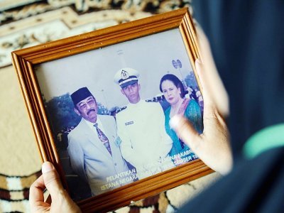 Une photo du colonel Harry Setiawan, commandant du sous-marin indonésien qui a coulé avec 53 hommes à bord, le 24 avril 2021 au domicile de sa famille à Depok, en Indonésie - Rayi GIGIH [AFP]