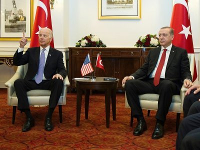Joe Biden, alors vice-président, avec le président turc Recep Tayyip Erdogan en mars 2016 à Washington - Andrew CABALLERO [AFP/Archives]