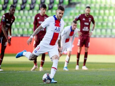 L'attaquant argentin du Paris-SG, Mauro Icardi, tire un penalty lors du match de Ligue 1 sur la pelouse de Metz, le 24 avril 2021 - JEAN-CHRISTOPHE VERHAEGEN [AFP]