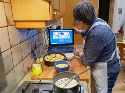 Karin Hofbauer, 62 ans, donne un cours de pâtisserie en ligne depuis la cuisine de sa maison, le 12 mars 2021 à Vienne - JOE KLAMAR [AFP]
