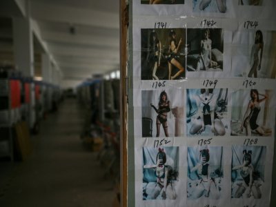 Des photos de différents modèles de lingerie dans une usine de confection à Guanyun, le 25 mars 2021 dans l'est de la ChINE - Hector RETAMAL [AFP]