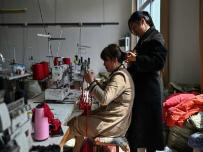 Des employées dans une usine de lingerie, le 25 mars 2021 à Guanyun, dans l'est de la Chine - Hector RETAMAL [AFP]