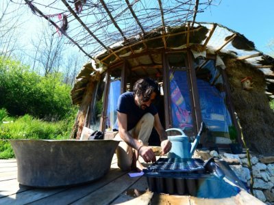 Jonathan Attias prépare des plants devant sa cabane à Chasteaux (Corrèze), le 23 avril 2021 - MEHDI FEDOUACH [AFP]