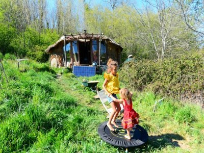 Les filles de Jonathan Attias et Caroline Perez jouent devant leur cabane à Chasteaux (Corrèze), le 23 avril 2021 - MEHDI FEDOUACH [AFP]