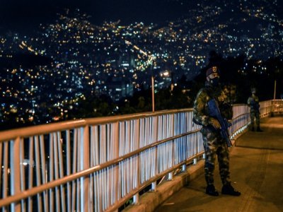 Un soldat en faction sur un pont le 25 avril 2021, à Medellin, en Colombie, où les autorités ont imposé un couvre-feu nocturne et des mesures de confinement, en raison de la pandémie de Covid-19 - JOAQUIN SARMIENTO [AFP]