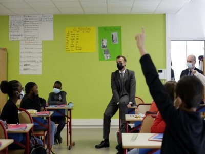 Des élèves d'une école primairee à Melun posent des questions à  Emmanuel Macron, le 26 avril 2021 - Thibault Camus [POOL/AFP]