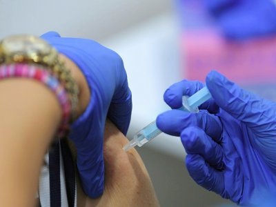 Une femme est vaccinée le 26 avril 2021 à Barcelone avec le vaccin AstraZeneca - LLUIS GENE [AFP]