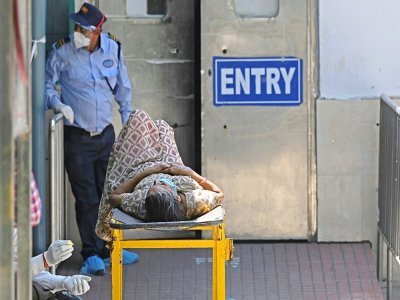 Un malade du Covid-19 allongé à l'extérieur d'un hôpital à New Delhi le 24 avril 2021 - Sajjad HUSSAIN [AFP]