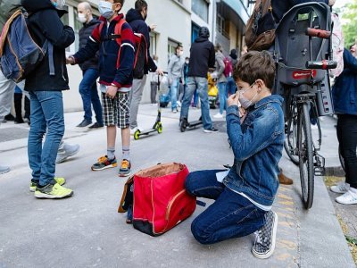 Un élève avant d'entrer à l'école primaire à Paris le 26 avril 2021 - Thomas SAMSON [AFP]