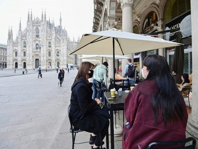 Des Italiens en terrasse à Milan le 26 avril 2021 - Miguel MEDINA [AFP]