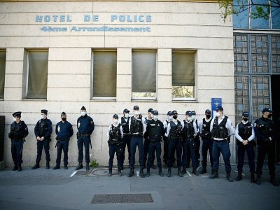 Des policiers sont rassemblés le 26 avril 2021 devant un commissariat à Paris pour rendre hommage à leur collègue tuée à Rambouillet - Christophe ARCHAMBAULT [AFP]