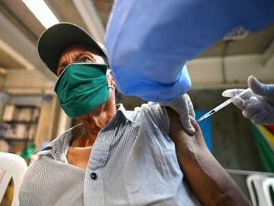 Un homme se fait injecter une dose du vaccin anti-Covid-19 Pfizer/BioNTech à Cali (Colombie), le 26 avril 2021 - Luis ROBAYO [AFP]