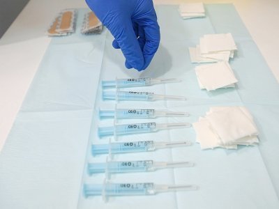Seringues contenant du vaccin AstraZeneca à Barcelone, le 26 avril 2021 - LLUIS GENE [AFP]