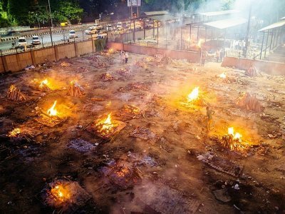 Les corps de victimes du Covid-19 brûlent dans un crématorium à New Delhi, le 26 avril 2021 - Jewel SAMAD [AFP]