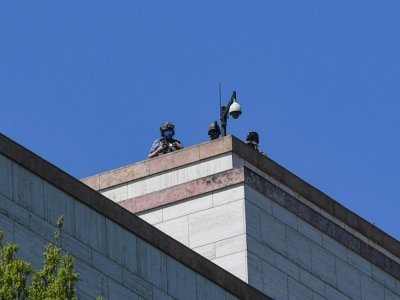 Des soldats turcs surveillent depuis les toits du consultat américain d'Istanbul une manifestation le 26 avril 2021 - Ozan KOSE [AFP]