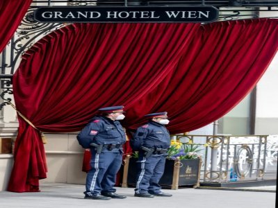 Des policiers devant le Grand Hôtel de Vienne où ont lieu des pourparlers sur le nucléaire iranien le 27 avril 2021 - JOE KLAMAR [AFP]