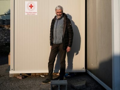 Le prêtre Luigi Chiampo, fondateur de l'ONG d'aide aux migrants Talità Kum, à Claviere dans les Alpes italiennes le 22 avril 2021 - MARCO BERTORELLO [AFP]