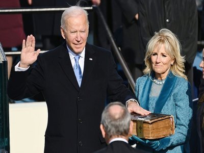 Joe Biden prête serment sur sa bible, à Washington, le 20 janvier 2021 - SAUL LOEB [POOL/AFP]