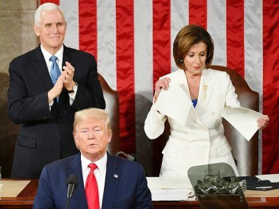 La cheffe des démocrates au Congrès, Nancy Pelosi, déchire le discours de Donald Trump lors de son discours sur l'état de l'Union à Washington, le 4 février 2020 - MANDEL NGAN [AFP]