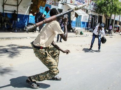 Un membre d'une milice antigouvernementale à Mogadiscio, le 25 avril 2021 - - [AFP]