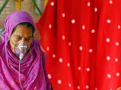 Une malade du Covid respire à l'aide d'oxygène fourni par les bénévoles d'un temple sikh, à Ghaziabad près de New Delhi le 26 avril 2021 - Sajjad HUSSAIN [AFP]