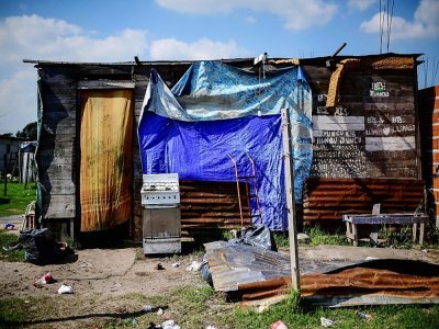 Une maison bâtie avec de la tôle dans le quartier 28 de octubre, à La Matanza, banlieue pauvre de Buenos Aires, le 15 avril 2021 - Ronaldo SCHEMIDT [AFP]