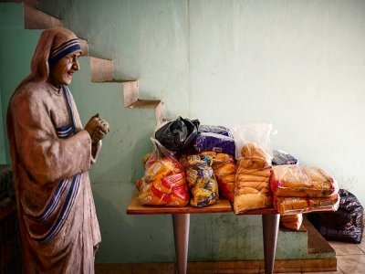 Des paquets de nourriture et une statue de Mère Teresa dans une soupe populaire de La Matanza, banlieue pauvre de Buenos Aires, le 12 avril 2021 - Ronaldo SCHEMIDT [AFP]