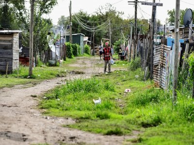 Maisons bâties avec de la tôle dans le quartier 28 de octubre, à La Matanza, banlieue pauvre de Buenos Aires, le 15 avril 2021 - Ronaldo SCHEMIDT [AFP]