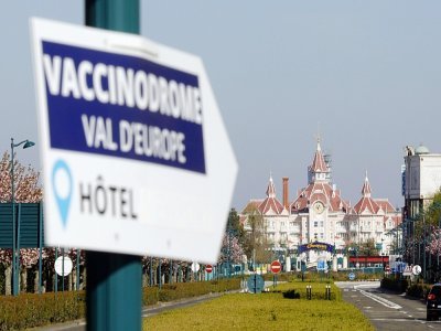 Une pancarte indiquant la direction d'un vaccinodrome à Chessy (Seine-et-Marne), à Disneyland, le 24 avril 2021 - GEOFFROY VAN DER HASSELT [AFP/Archives]
