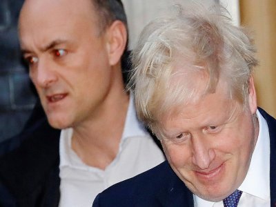 Le Premier ministre britannique Boris Johnson et son ancien conseiller Dominc Cummings le 28 octobre 2019 quittant Downing Street, le siège du gouvernement - Tolga AKMEN [AFP/Archives]